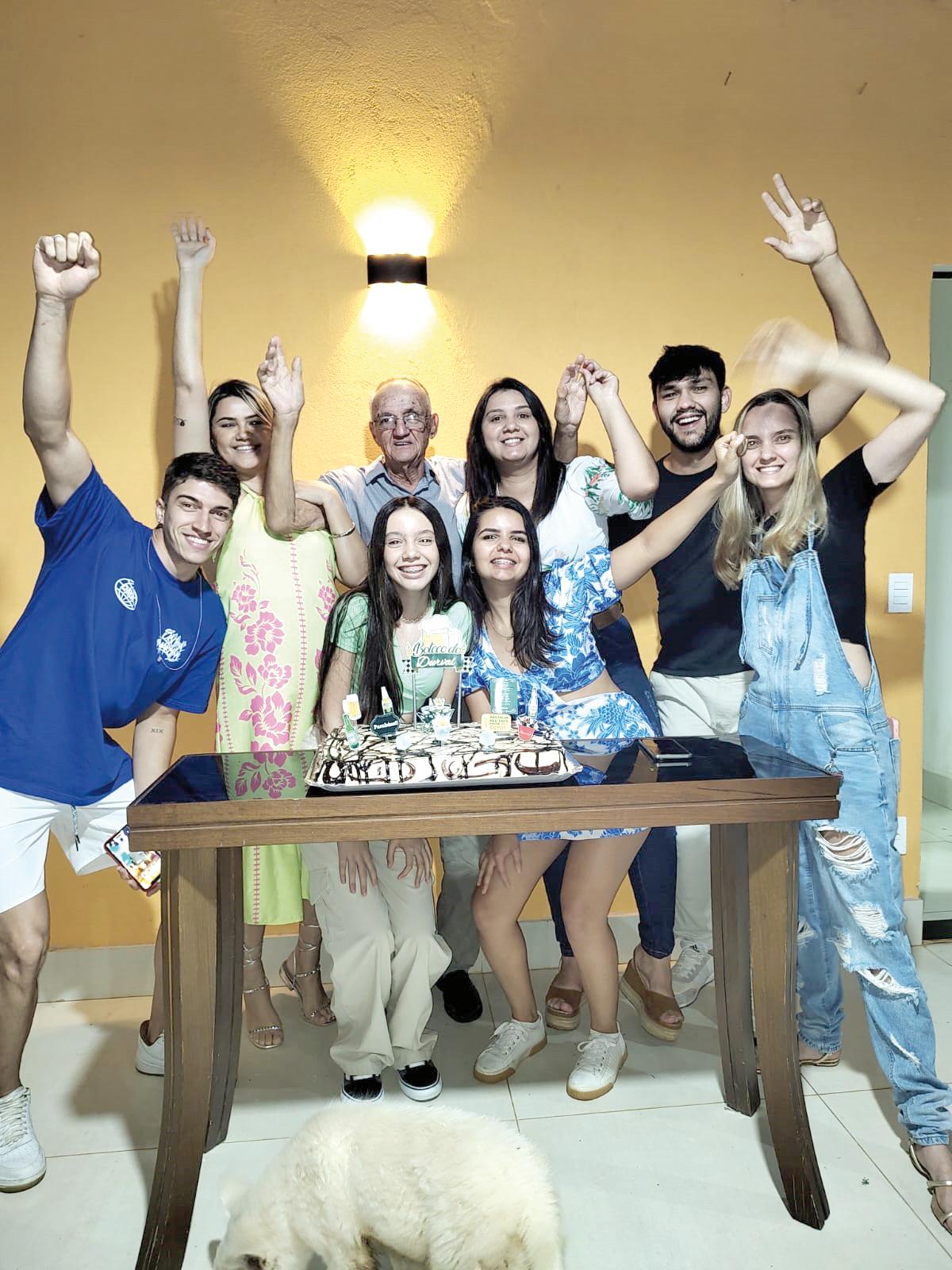 O aniversariante é pura alegria e energia entre os netos, Marco Antonio Salvador, Gabriela, Manuela, Isabela Portela, Rafaela, Leandro e Fernanda Felix (Foto/Arquivo Pessoal)