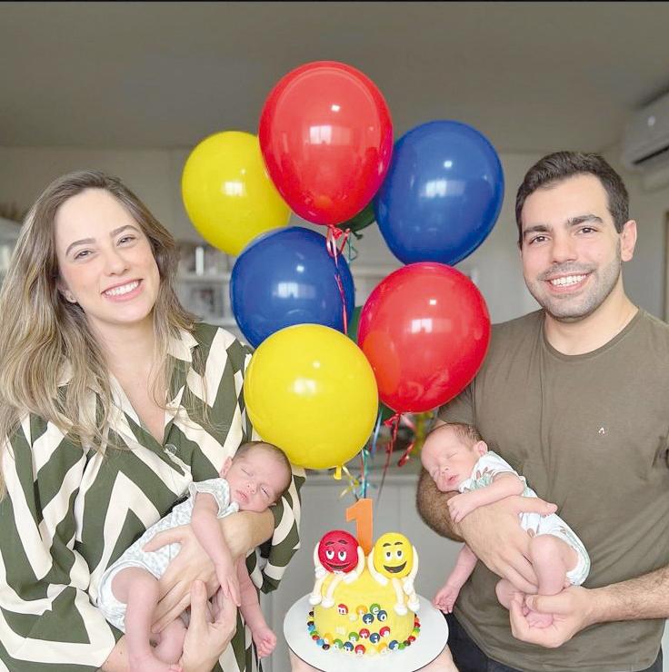 Alegria em dose dupla para o papais Bárbara Maia e Tony Menezes, com o primeiro mesversário dos gêmeos Matteo e Maria Eduarda (que são lindos de viver!) (Foto/Divulgação)