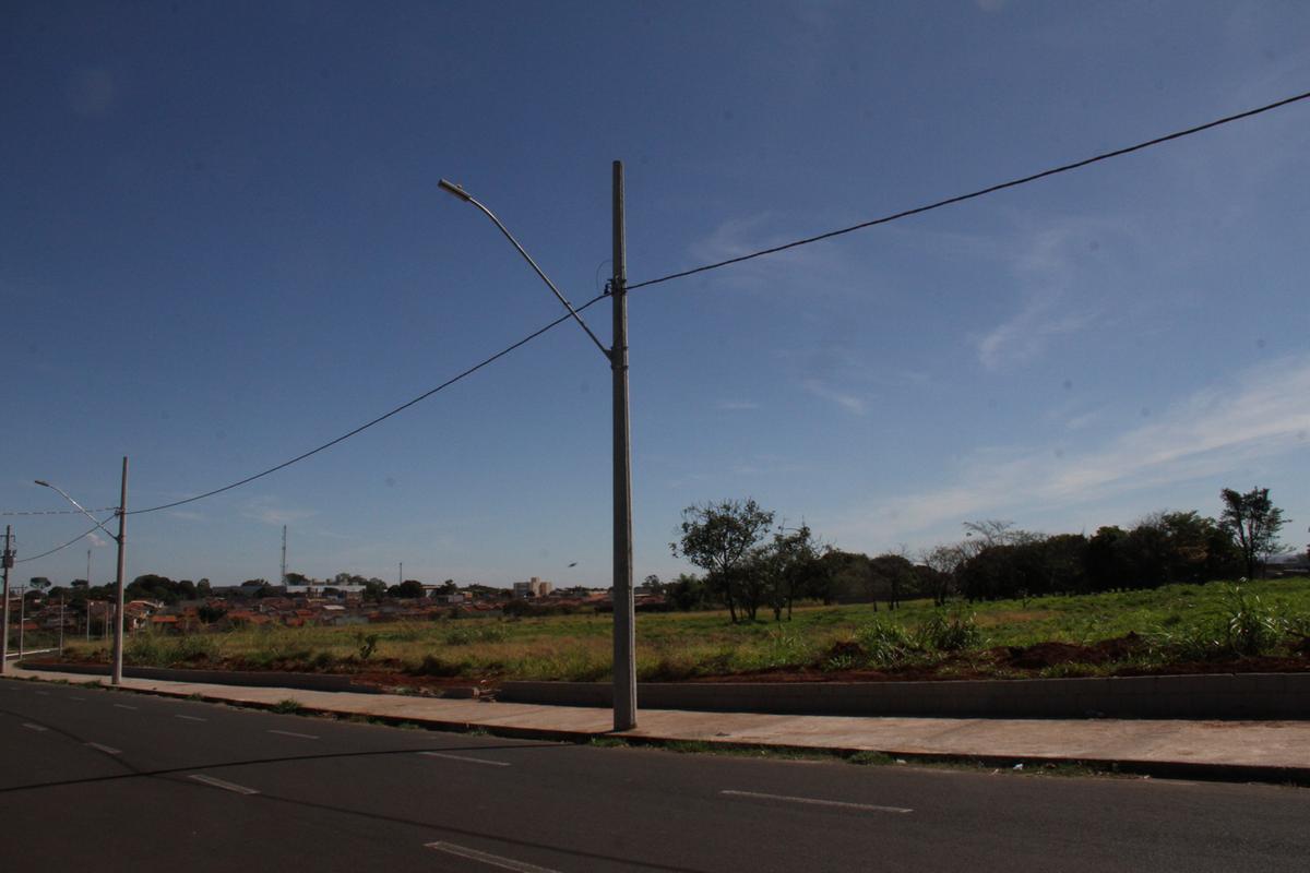 A taxa de iluminação que donos de imóveis construídos quitam na conta de luz é paga por proprietários de áreas vagas por meio de uma guia anual (Foto/Arquivo)