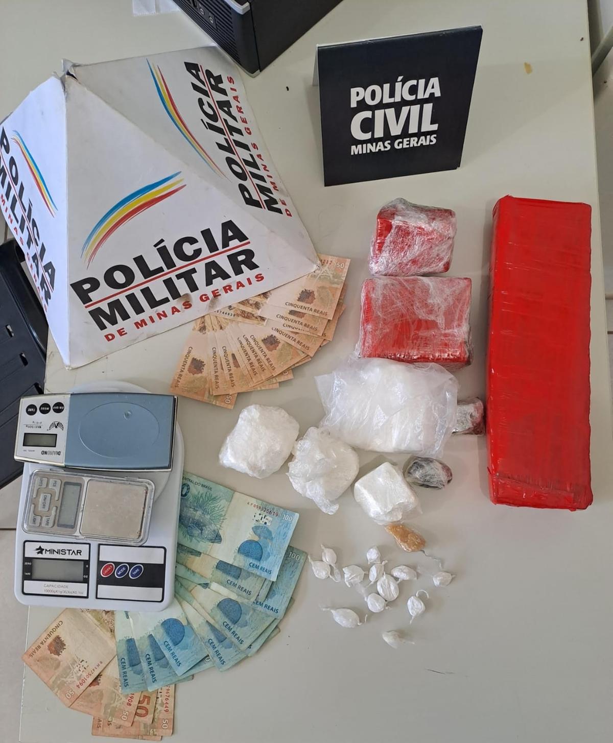 Drogas e demais materiais apreendidos durante a operação, que teve a participação de policiais militares e civis (Foto/Divulgação)