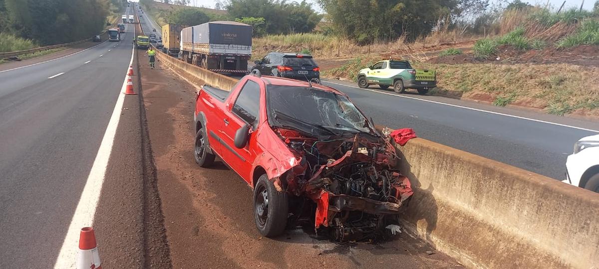 Picape vermelha do primeiro acidente, que colidiu com a mureta (Foto/Divulgação)