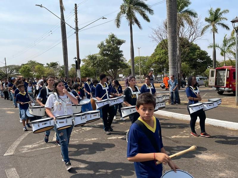 Alunos se preparam para o desfile cívico (Foto/Divulgação)