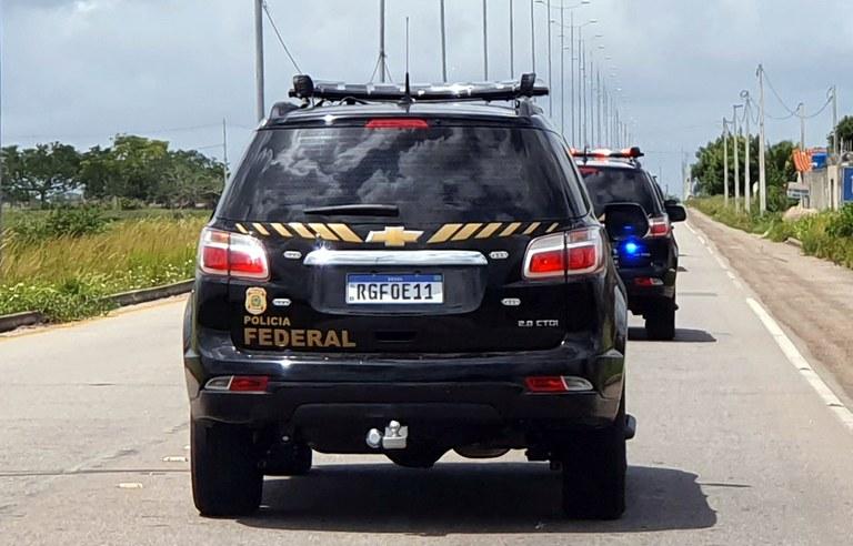 A Polícia Federal em Tocantins cumpre, através de agentes e delegados de Polícia Federal em Uberaba, mandado de busca e apreensão na casa de um uberabense durante operação “Mittentis”. (Foto/Divulgação)