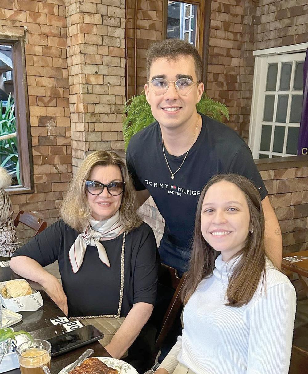 Sempre chique, a amiga Cristina Beatriz Vasques Champs com seus filhos Arthur e Florence em Beagá, acabaram de curtir a belíssima apresentação do internacional Grupo Corpo com a Filarmônica de Minas Gerais. Um show! (Foto/Divulgação)