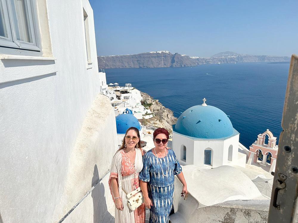 Queridas Viviane Abdalla e Rosângela em tour pela Europa, na foto em Santorini, paraíso na Grécia (Foto/Divulgação)