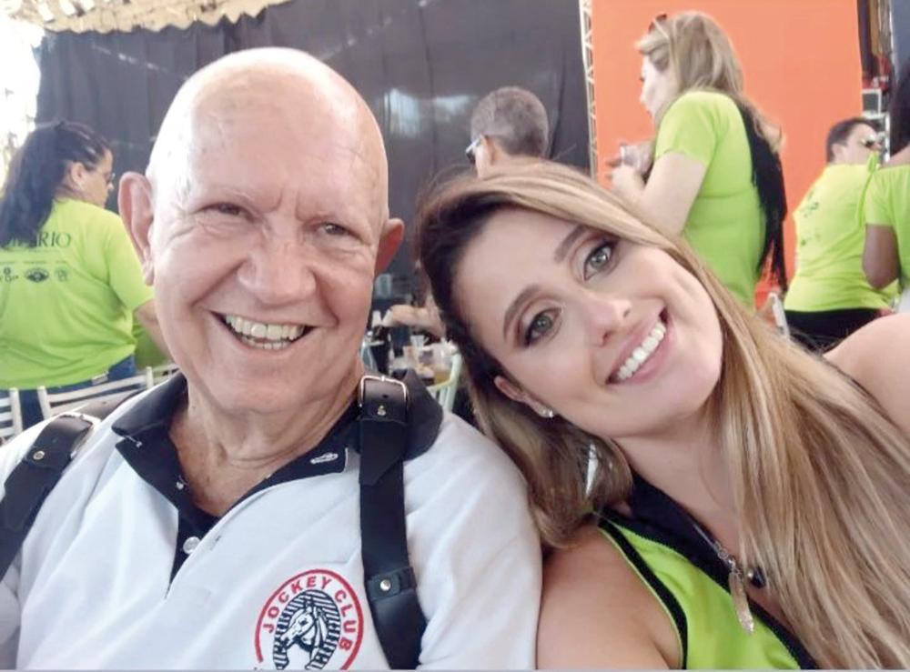 Aniversariante da semana passada o super repórter fotográfico Paulo Lúcio, nosso parceiro da vida toda recebeu incontáveis homenagens. Na foto, com sua amiga, a jovem médica Claire Heinerich (Foto/Divulgação)