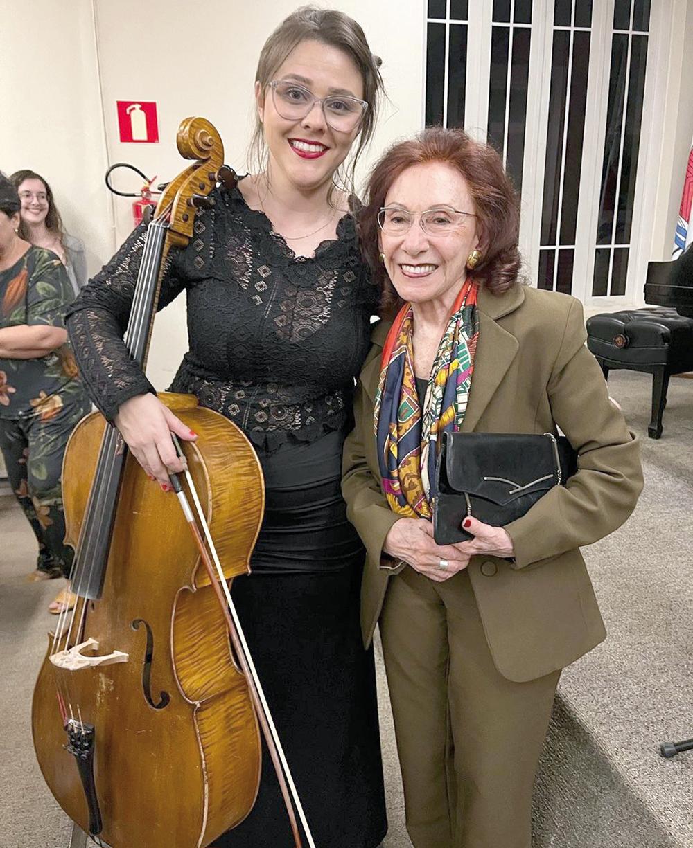 Internacional Maria Darci de Resende – sempre atenta à arte e cultura – prestigiando o recital da violoncelista Cordelia Nealla no Centro Cultural Cecília Palmério (Foto/Divulgação)