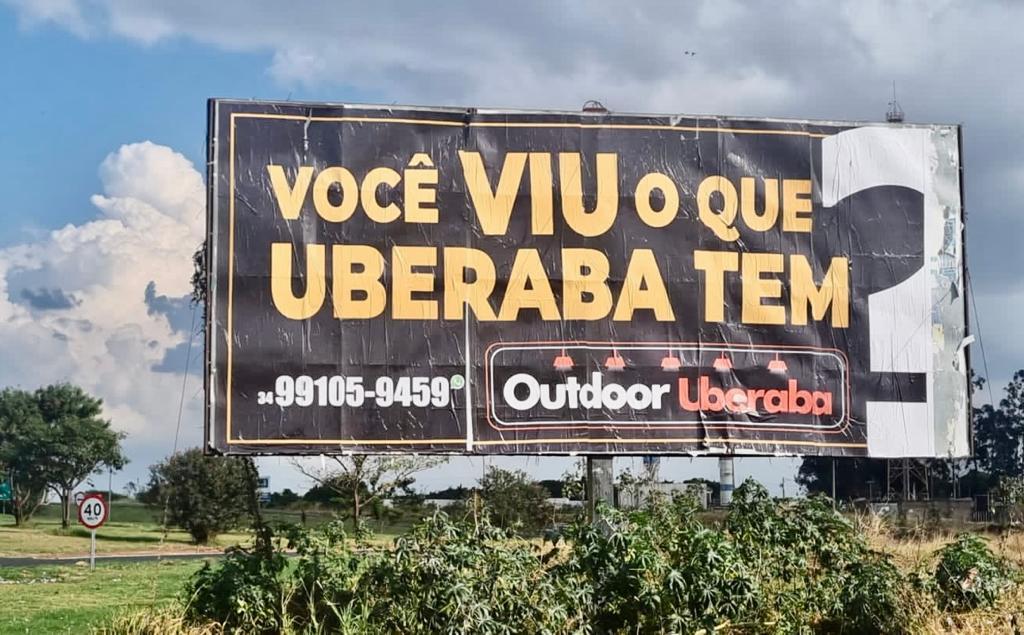 “Você viu o que Uberaba tem?” – a pergunta está em letras garrafais às margens da BR-050, entrada da cidade, em placa da Outdoor Uberaba, de Jair Junior. Com o nosso Geoparque a um passo de ser chancelado pela Unesco, que tal manter uma sinalização das potencialidades locais ao longo das rodovias que cortam a cidade? (Foto/Arquivo Pessoal)