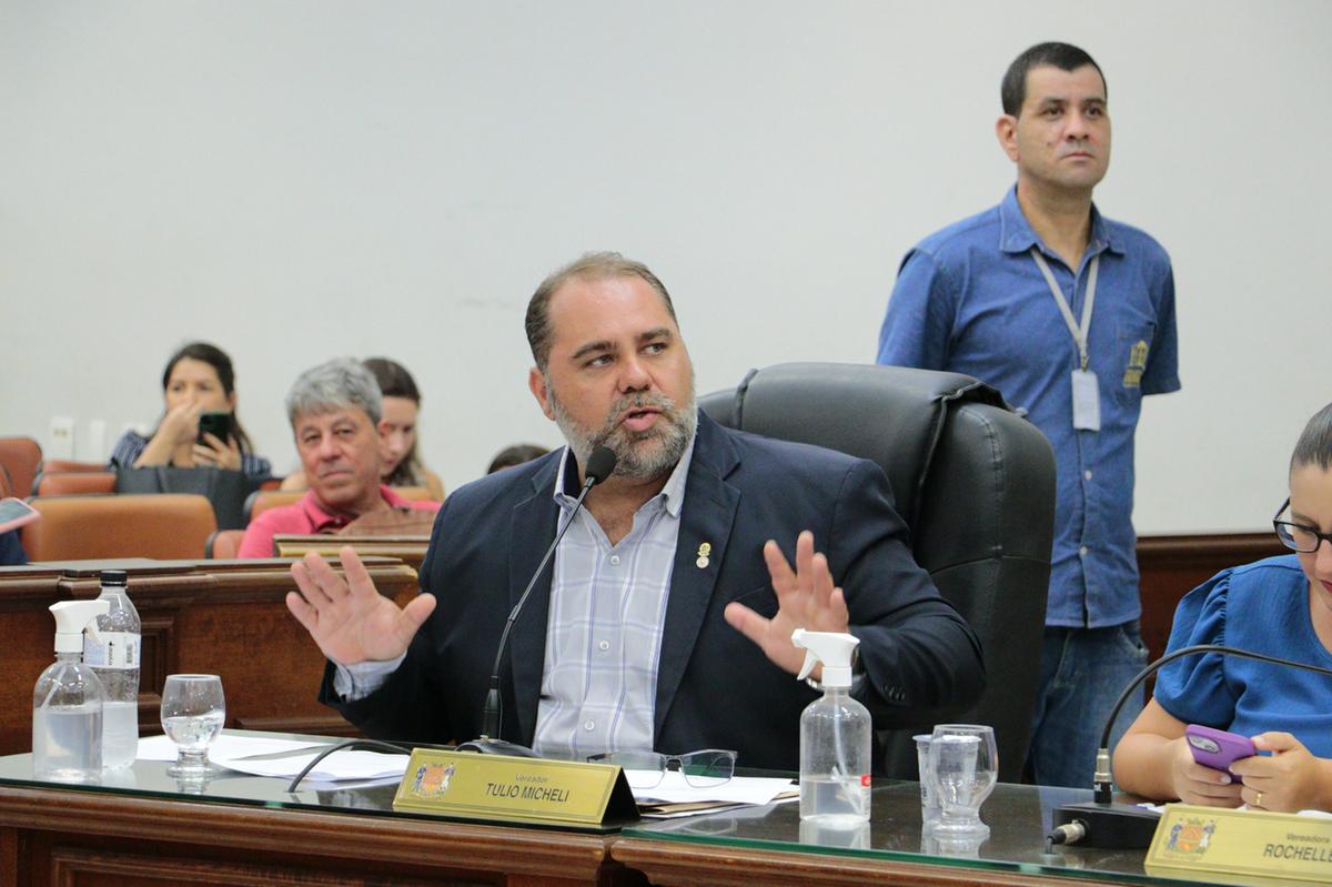 Vereador Tulio Micheli justificou que os problemas por interrupções no abastecimento de água estão sendo constantes no município e nem sempre é feito aviso prévio de suspensão no fornecimento (Foto/Jully Borges/CMU)