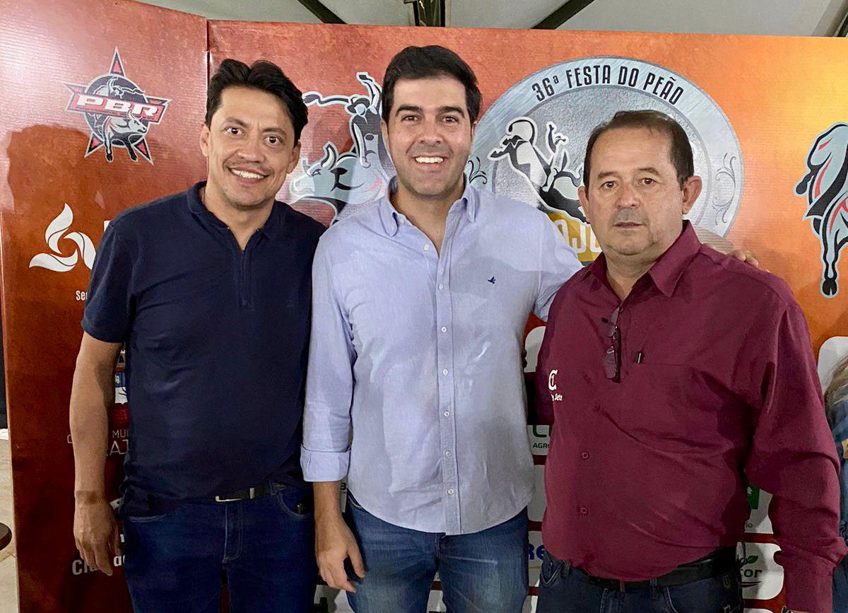 Ex-deputado Franco Cartafina continua na ativa na região. No feriado da Independência, ele esteve em Pirajuba, acompanhado por seu assessor Rodrigo Vieira, onde foram recebidos pelo prefeito Gauchinho, na famosa Festa do Peão naquela cidade. (Foto/Arquivo Pessoal)