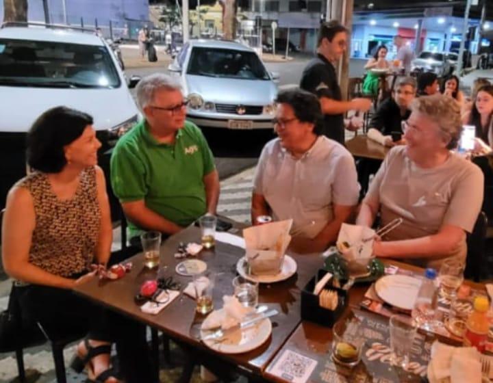 “Tucanos” e Zé Renato em conversa não apenas de bar (Foto/Arquivo Pessoal)