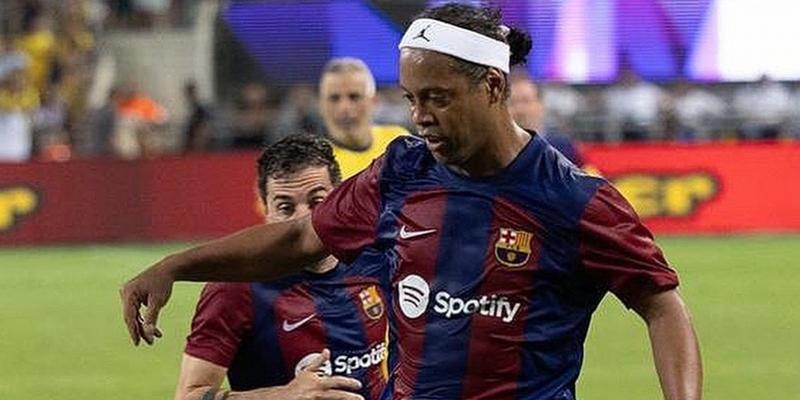 Ronaldinho Gaúcho dá show em jogo de lendas de Barcelona e Real Madrid