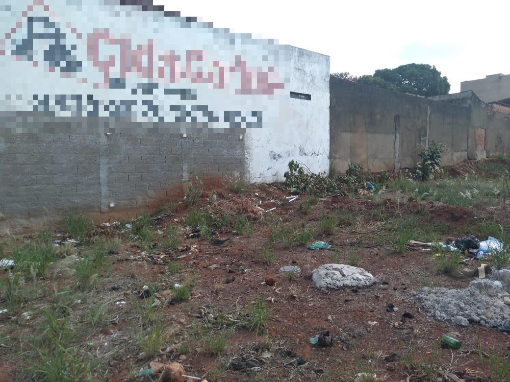 Terreno no cruzamento da rua Tiradentes com Lucas Borges foi invadido por cerca de três homens que estão queimando fio de cobre e enchendo o local de saco plástico que&nbsp;acumula&nbsp;água (Foto/Denúncia)