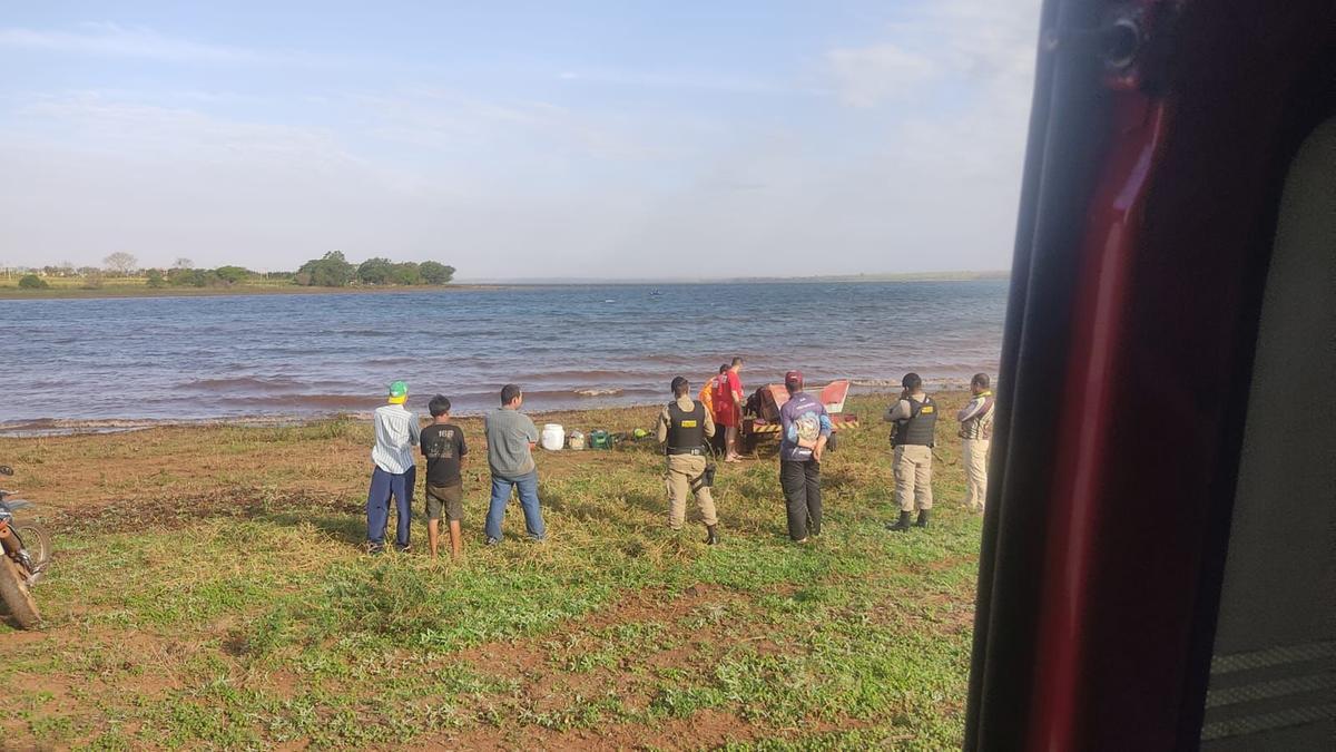 Segundo informações dos bombeiros, o chamado foi feito para salvamento em um caso de afogamento e pessoas ilhadas em uma estrutura batelão (Foto/Divulgação)