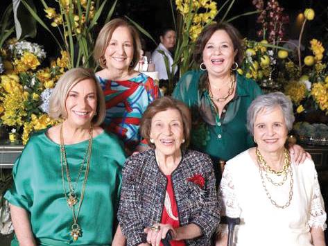 Gilda, Renata, Maria Angela e Terezinha celebraram a vida da mãe, Lourdes Santos Paiva, nesse fim de semana, recebendo amigos e familiares queridos no festão de 100 anos da matriarca; veja a cobertura completa desse festão na coluna de sábado (Foto/ Paulo Lúcio)