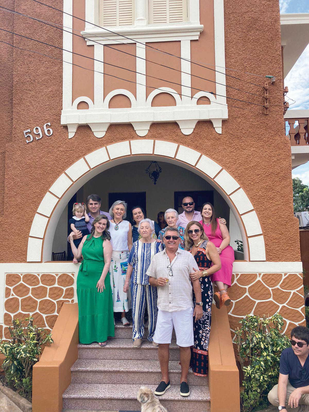 Na porta da casa da família, onde viveu por uma vida, Mimi, com a bisneta Giulia, os netos André Gilioli, Giovana, Gabriela, Roberto e Fernanda, os fi lhos Luciana e Fernando, a nora Danielly Mota e a irmã Darci Cicci (Foto/Peixotinho)