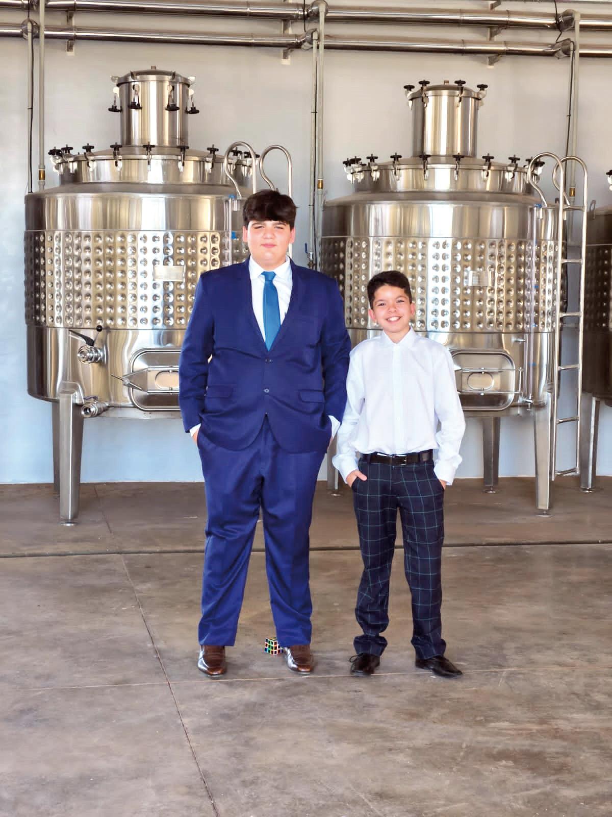 Ponto alto da celebração, Raul Marega levou as alianças até o altar no casamento da mãe, Cristiane; na foto, com o primo Yuri Lacerda, pajem da cerimônia (Foto/Lucas Tadeu Amaral)