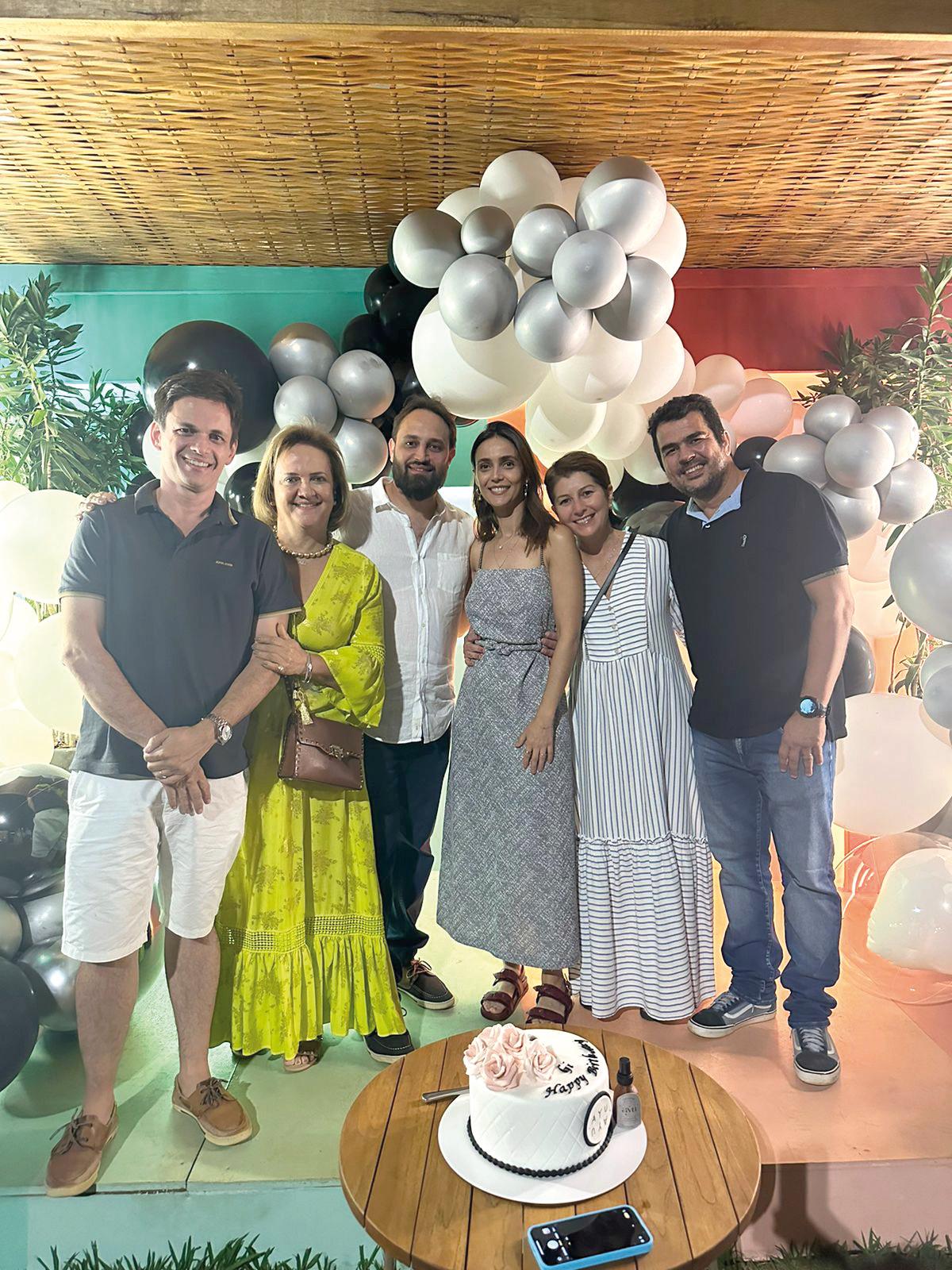 Festa na Casa Shopping! Giovanna Pagliaro Bóscolo Martins ganhou festa surpresa para celebrar a vida! Na foto, Raphael Pagliaro, Simone Cartafi na, o marido, Bebeto Martins, e os amigos France Helen e Felipe Severo (Foto/Divulgação)