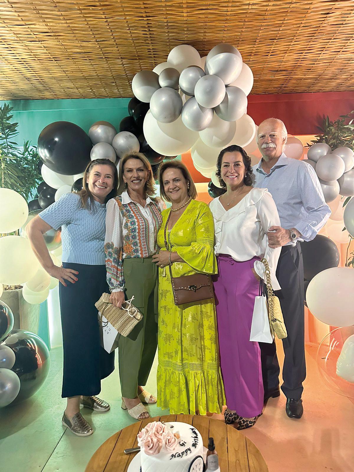 Luiza Borela, Valesca Molinar, Simone Cartafina, Ana Keyla, Hélio Carrara o b-day de Giovanna. (Foto/Divulgação)