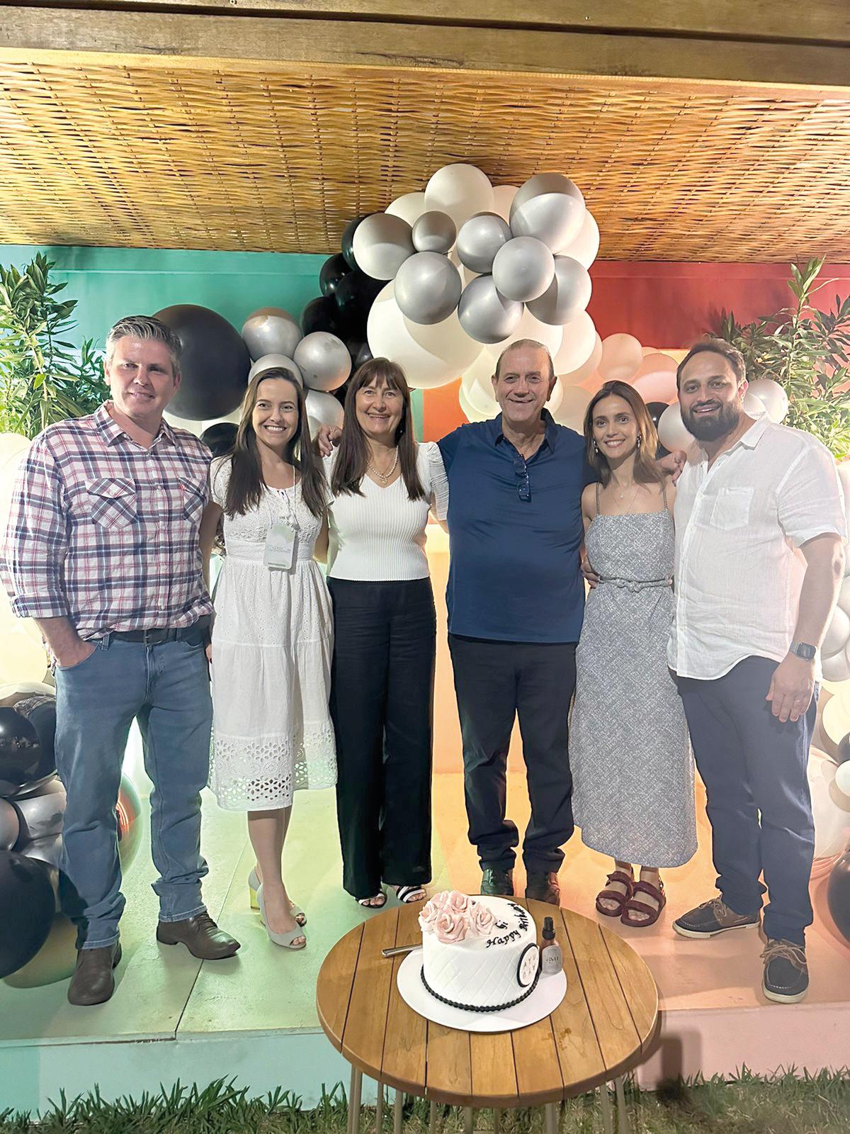 Giovanna ao lado do marido Bebeto, recebeu Tunico Mendes, Camila Botelho, os sogros, Rosângela e Luiz Fernando Martins. (Foto/Divulgação)