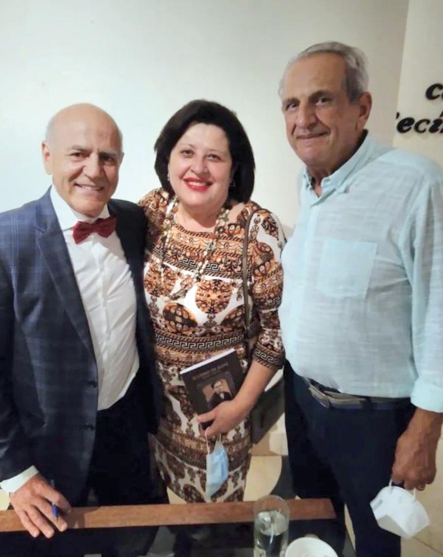 Jorge Alberto Nabut em recente noite de autógrafos com seu irmão, médico Carlos Nabut, e sua cunhada Regina (Foto/Divulgação)