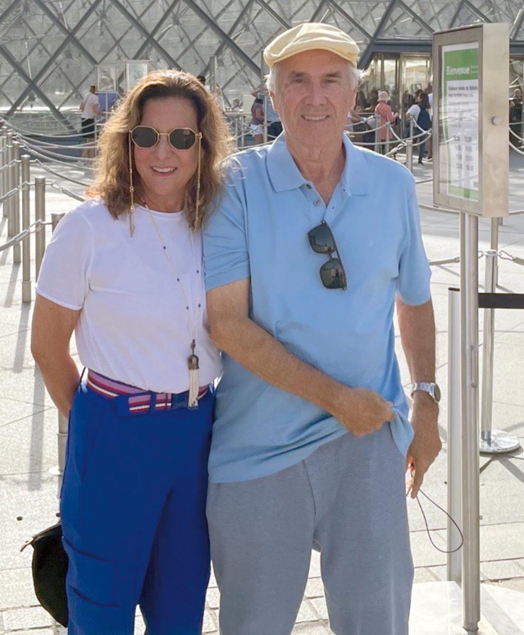 Em Paris, os amigos Luciana Cunha Castro e Márcio Loureiro Borges curtem agenda perfeita em matéria de cultura e gastronomia (Foto/Divulgação)