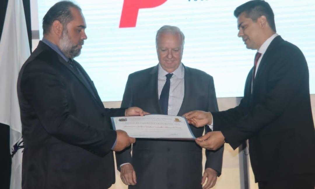 Túlio, Walter Faria e Fernando Mendes na entrega de título ao empresário Walter Faria (Foto/Divulgação)