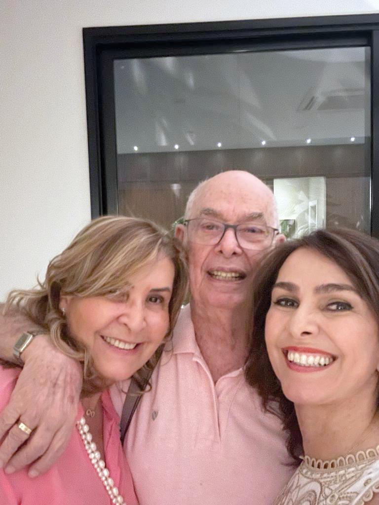 A aniversariante com a amiga Patrícia Santos e o pai, Antonio Ronaldo Rodrigues da Cunha (Foto/Divulgação)