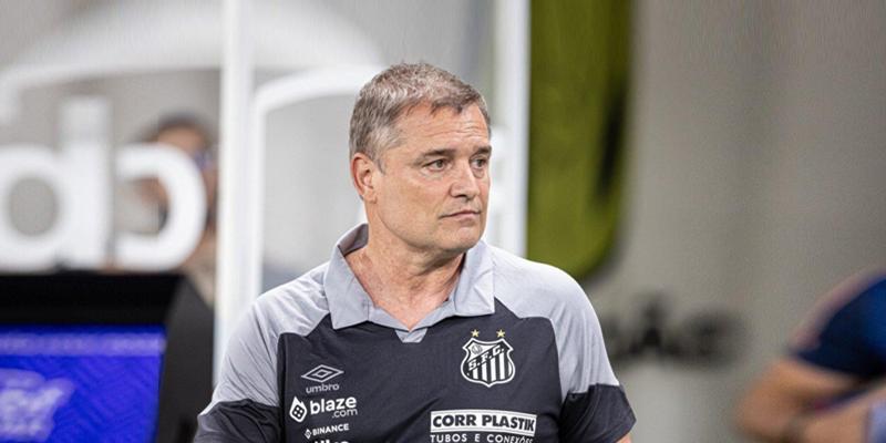 Assim como seu antecessor, Aguirre não teve muito tempo para trabalhar no clube. (Foto/Raul Baretta/Santos FC)