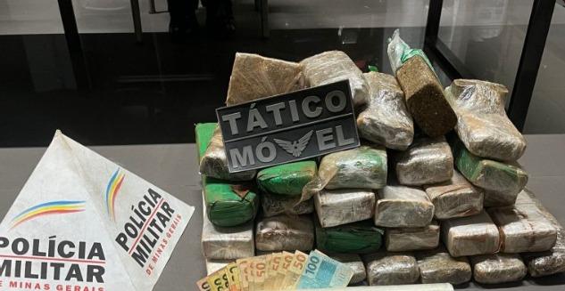 Na residência do suspeito foram encontrados 15 tabletes grandes de maconha na despensa, somando-se a outros seis, de tamanho considerável, escondidos em um dos quartos (Foto/Divulgação)
