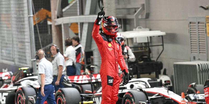 Sainz confirmou o favoritismo em uma disputa com seu próprio companheiro de equipe, Charles Leclerc (Foto/Mohd Rasfan/AFP)