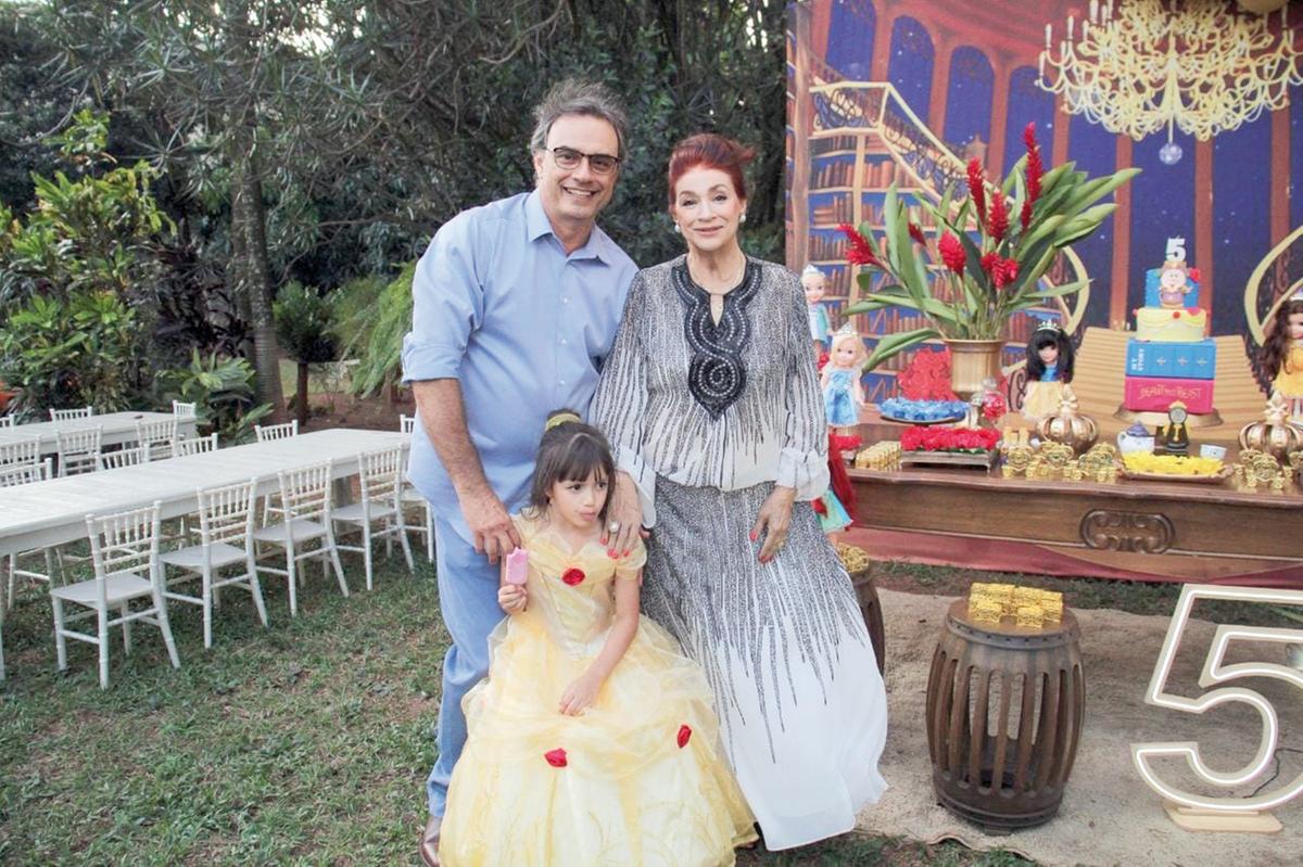 Manu com o pai, Alexandre, e a avó Ana Dulce Cavalcanti, que abriu as portas de sua chique e bucólica residência (Foto/Cris Abreu)