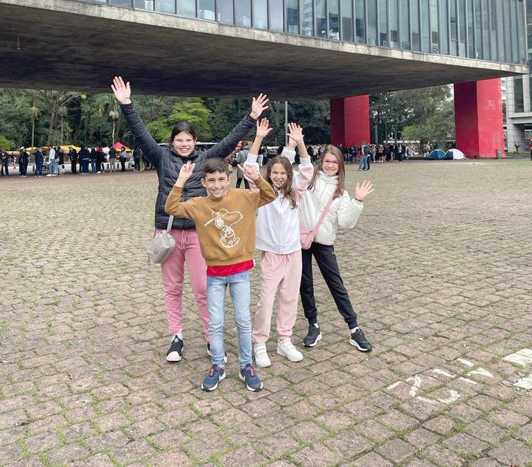 Ana Ciabotti, Marina Fachineli, Manuela Xavier e Bento Lacerda estiveram na capital paulista em divertido e enriquecedor fi m de semana cultural; na foto, em um dos passeios, no Museu de Arte de São Paulo, Masp (Foto/Reprodução)