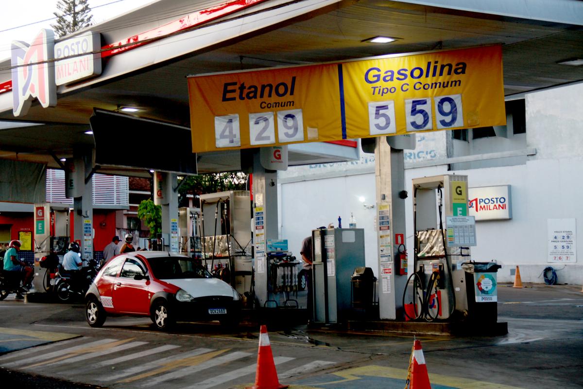 Nos postos do perímetro urbano, a gasolina comum é encontrada entre R$5,34 e R$5,99, uma variação de 12,17% (Foto/Arquivo)