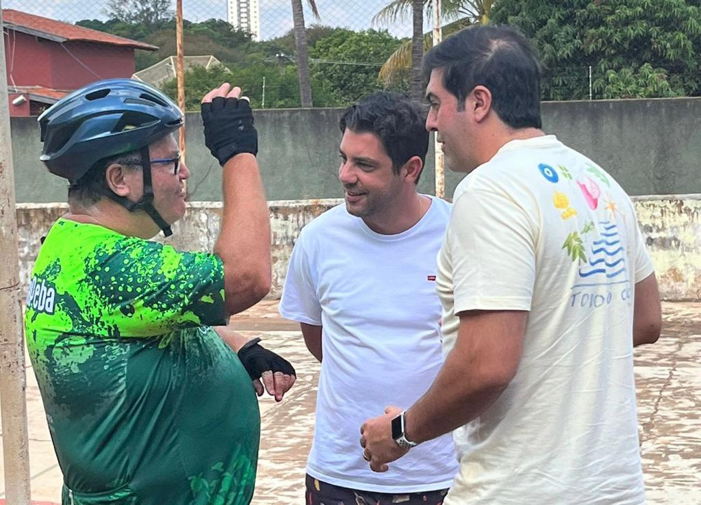 Ex-deputado Franco Cartafina, vereador Marcos Jammal e o ex-vice-prefeito Moacyr Lopes foram flagrados no fim de semana em altos papos. O trio está afinado no discurso de oposição (Foto/Leitor)