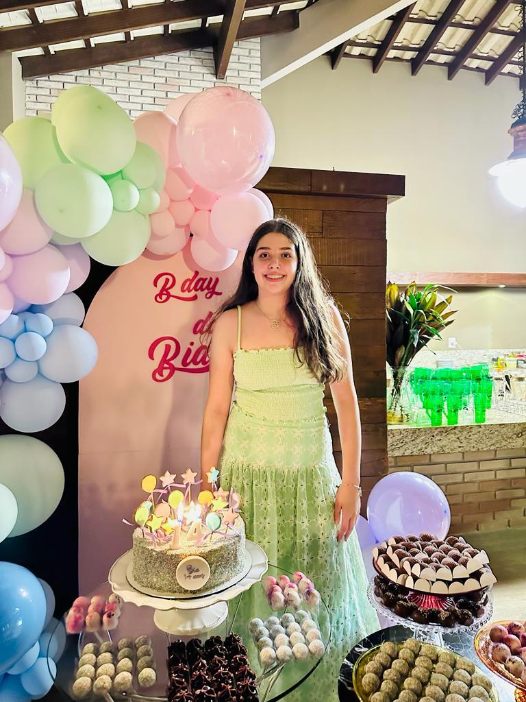 Linda, alegre e cheia de vida, Bia Scareli comemorou no sábado seus 14 anos, com festa animada (Foto/Divulgação)