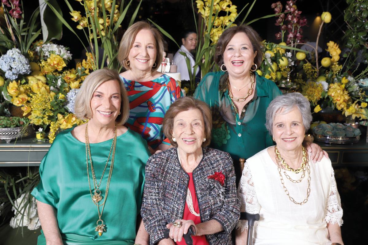 Ao lado das fi lhas Gilda, Renata, Maria Angela e Terezinha, a centenária Lourdes promoveu um verdadeiro encontro de família, recebeu amigos especiais e festejou a valer. (Foto/Ramon e Babi Magela)