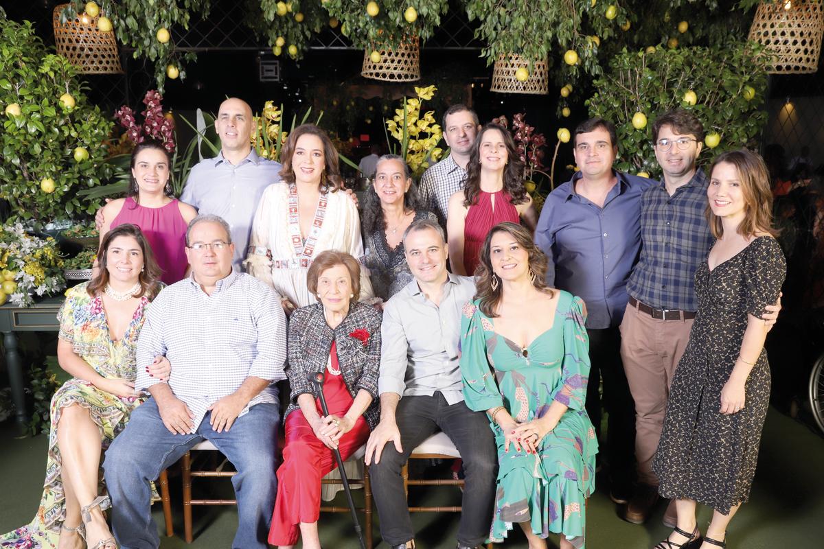 Lourdes com os netos Carolina, Marcelo Cardamone, Tuca e Mariana Antonio, João Carlos e Fabiana, Luiz Adolfo, Carlos Henrique e Jaqueline, Lilian Andrade, Gilvan Antonio, Tom e Mariana Musa (Foto/Ramon e Babi Magela)