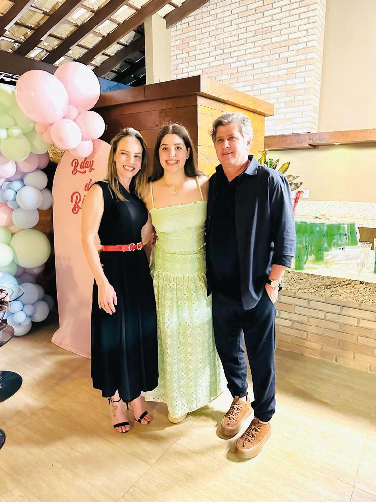 Bia Scareli, no seu badalado b-day de 14 anos, ao lado da madrasta Lana Cesarini e do pai, Sinho Scareli, que teve buffet assinado e feito com muito carinho pela chef Tuca Antonio (Foto/Divulgação)