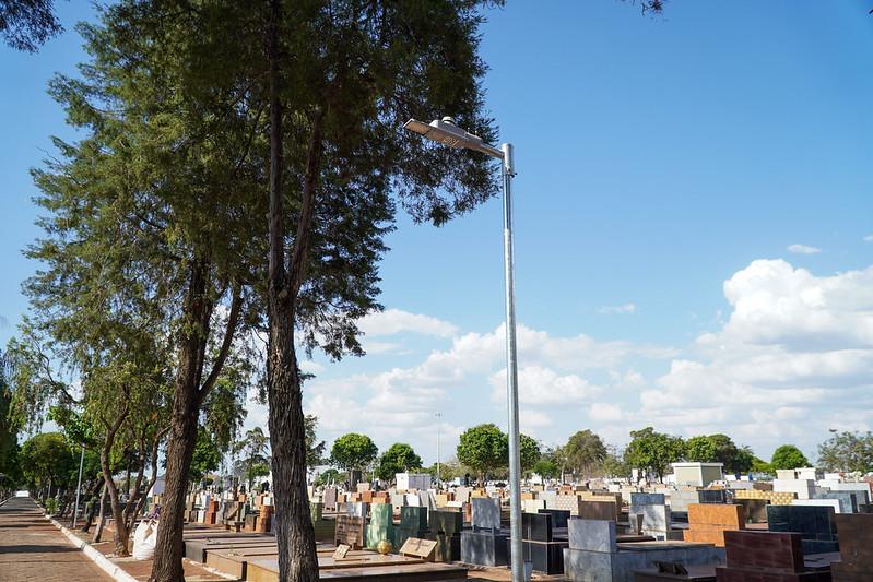 Foram instaladas 55 luminárias em LED com potência de 25w e 55 postes metálicos de 4 metros (Foto/Divulgação)