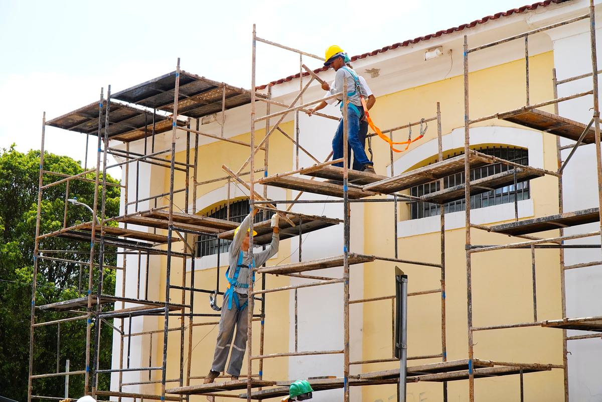 Canteiro de obras está em movimentação e andaimes já estavam montados para a realização dos primeiros serviços (Foto/Lilian Veronezi/PMU)