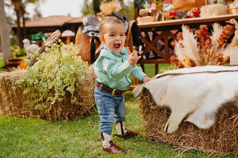 Theodoro Detoni fez a festa e curtiu a valer o cenário country do seu primeiro aninho (Foto/Divulgação)