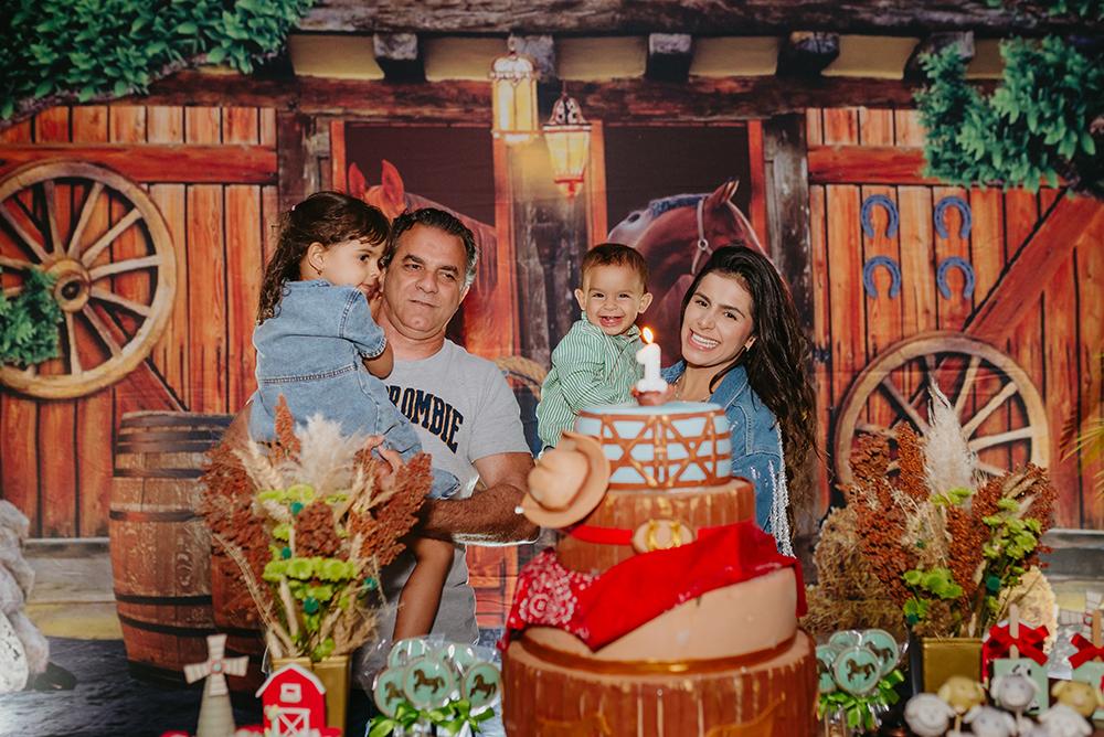 Na hora do parabéns Theodoro contou com a ajuda da irmã Isabella do papai Alexandre Detoni e da mamãe Eli Estrela (Foto/Divulgação)