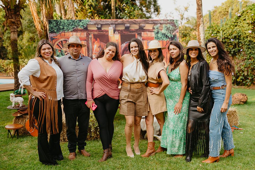 Titias e titios na festa de Theodoro, Elaine, Ricardo, Cristiane, Raquel, Tatiane Maria, Naiara Fernanda, Islaine e a mamãe Eli Estrela (Foto/Divulgação)