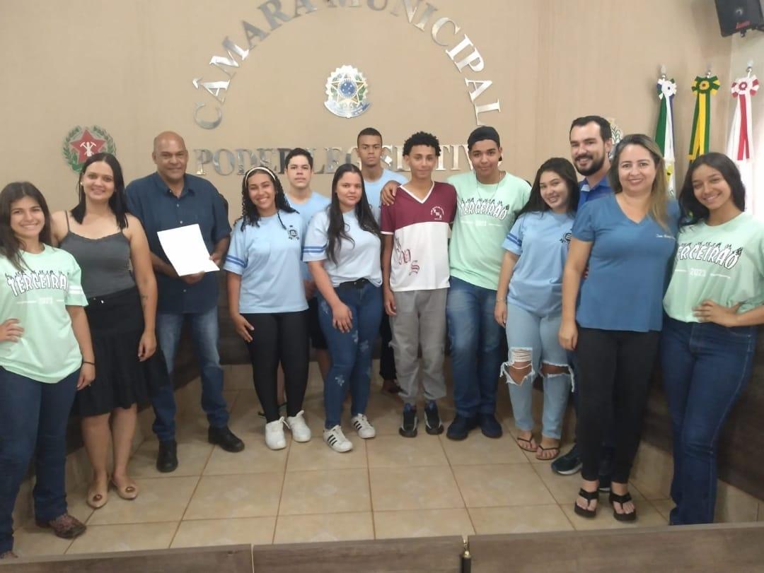 Zanuto e outros representantes da escola com o presidente Júlio César, em Delta. (Foto/Divulgação)