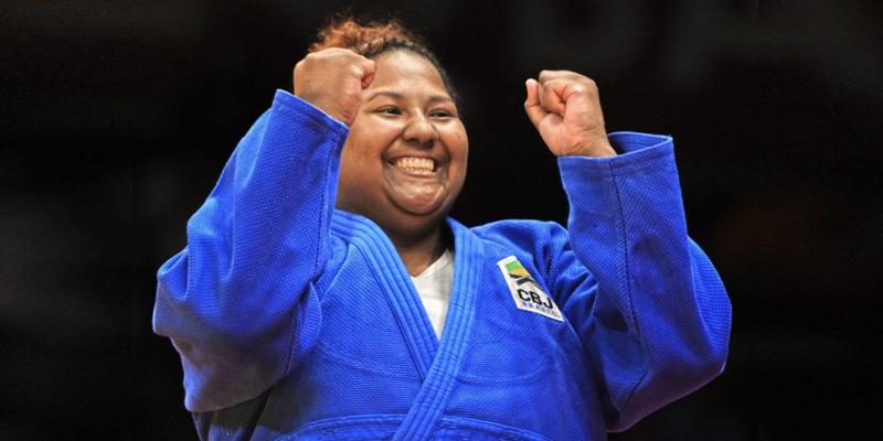 Beatriz Souza comemora a medalha de ouro no Azerbaijão (Foto/Divulgação/IJF)