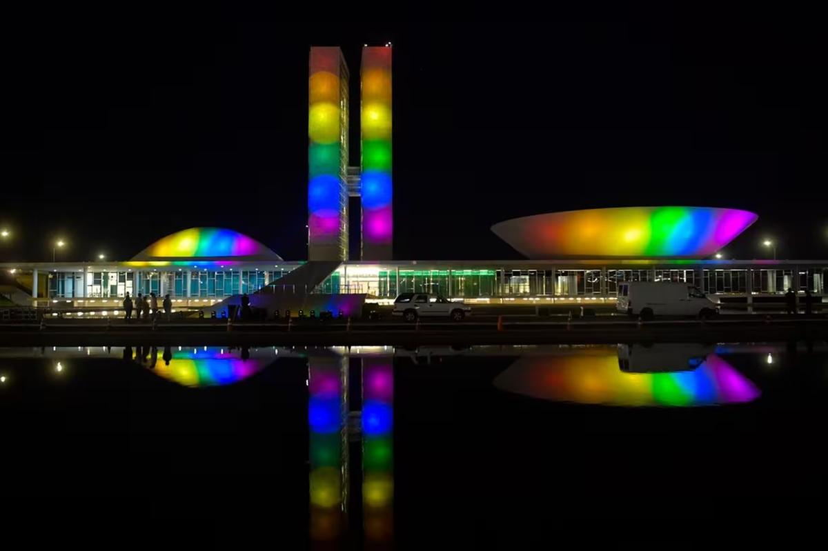 Fachada do Congresso com as cores da bandeira LGBTQ+ (Foto/Jonas Pereira/Agência Senado)