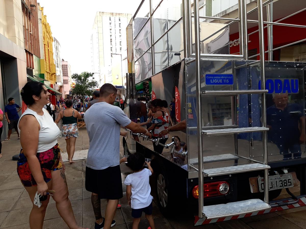 Codau leva o Aquamóvel ao Calçadão da Artur Machado, em Uberaba, diante da onda de calor (Foto/Divulgação Codau)