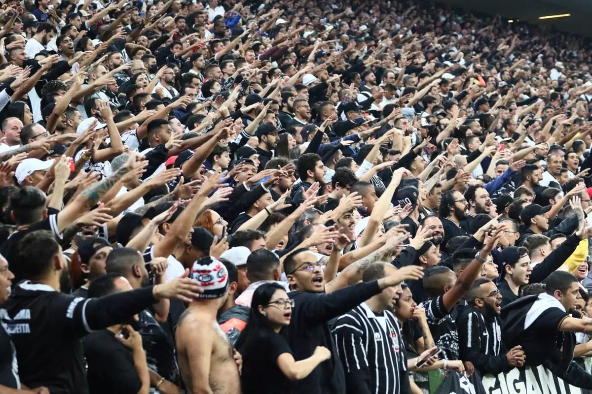 Fortaleza é abraçado pela torcida no jogo da Copa Sul-Americana