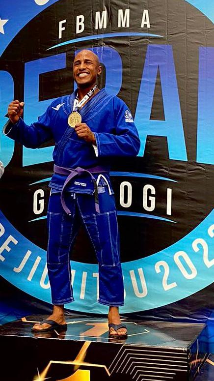 Danilson de Freitas expõe sua medalha de 1º lugar (Foto/Divulgação)